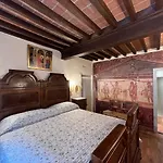 - The House With Well And The Frescos Palace Appartement Cortone