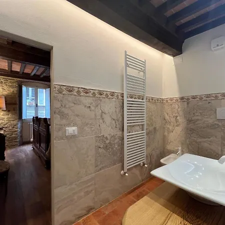 - The House With Well And The Frescos Palace 哥尔顿