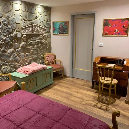 - The House With Well And The Frescos Palace * 哥尔顿