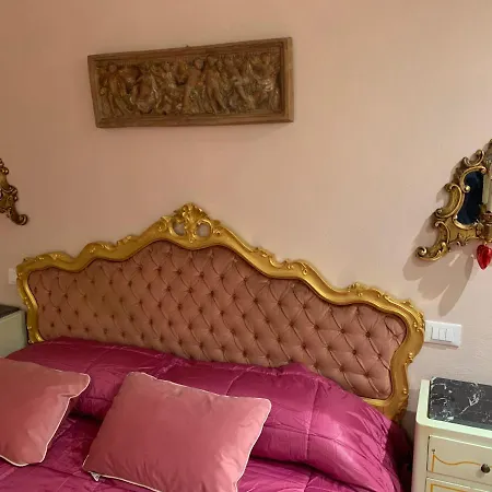 - The House With Well And The Frescos Palace * 哥尔顿