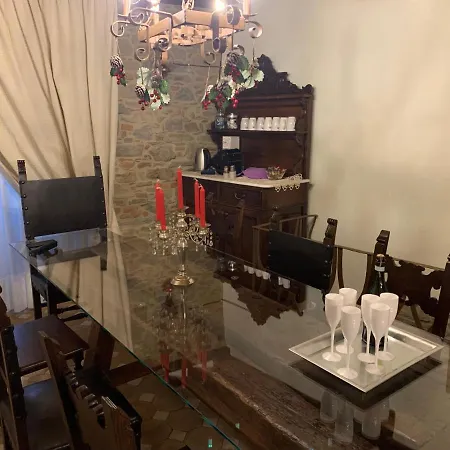 - The House With Well And The Frescos Palace 哥尔顿