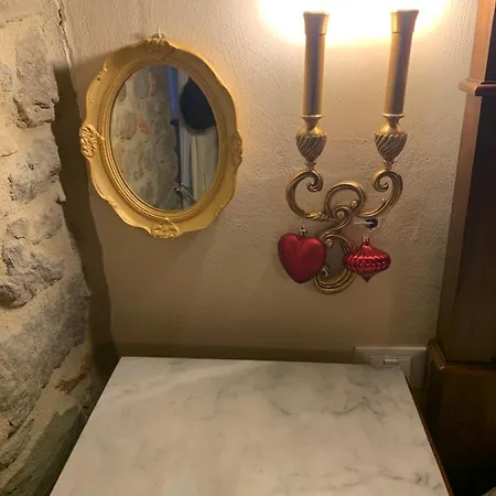 - The House With Well And The Frescos Palace Apartament