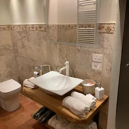 - The House With Well And The Frescos Palace * 哥尔顿