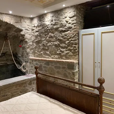 - The House With Well And The Frescos Palace Apartament