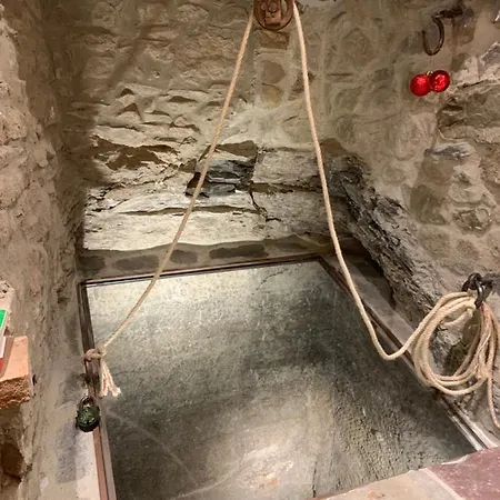 - The House With Well And The Frescos Palace * 哥尔顿