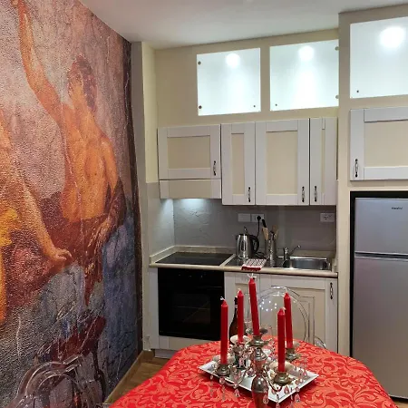 - The House With Well And The Frescos Palace * 哥尔顿