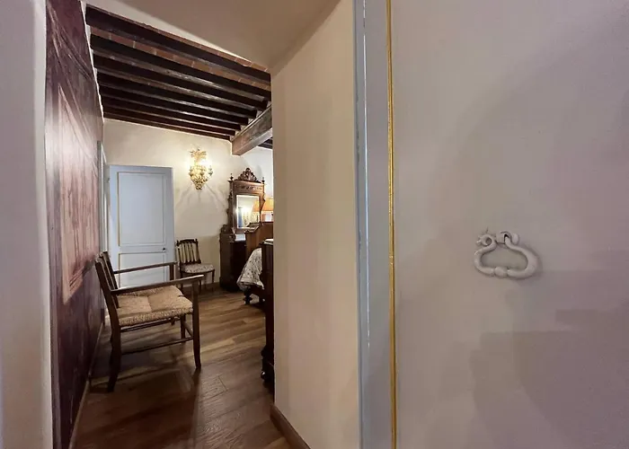 - The House With Well And The Frescos Palace *