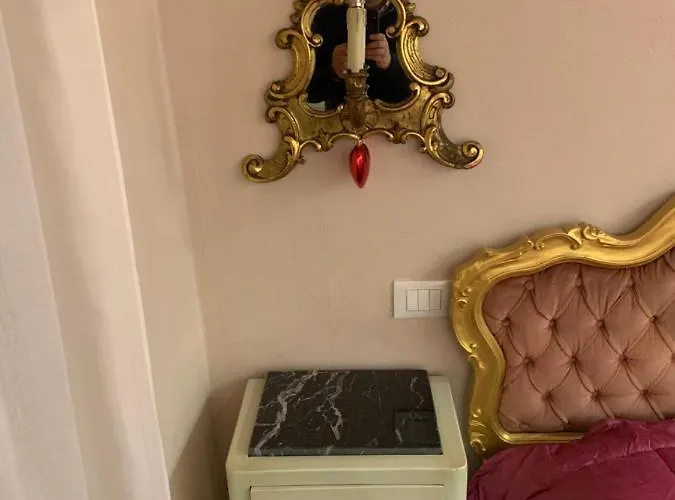 - The House With Well And The Frescos Palace Apartman *