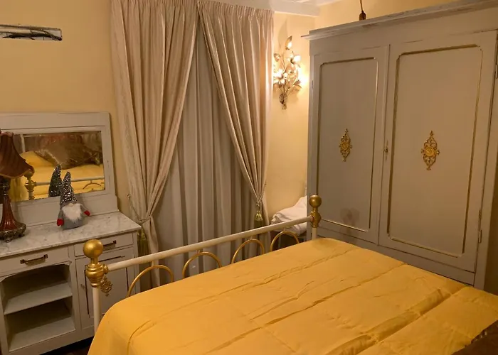 - The House With Well And The Frescos Palace *