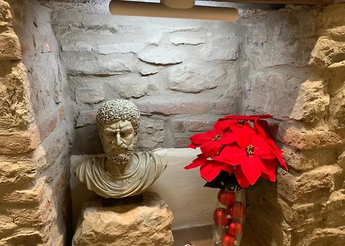 - The House With Well And The Frescos Palace Apartman